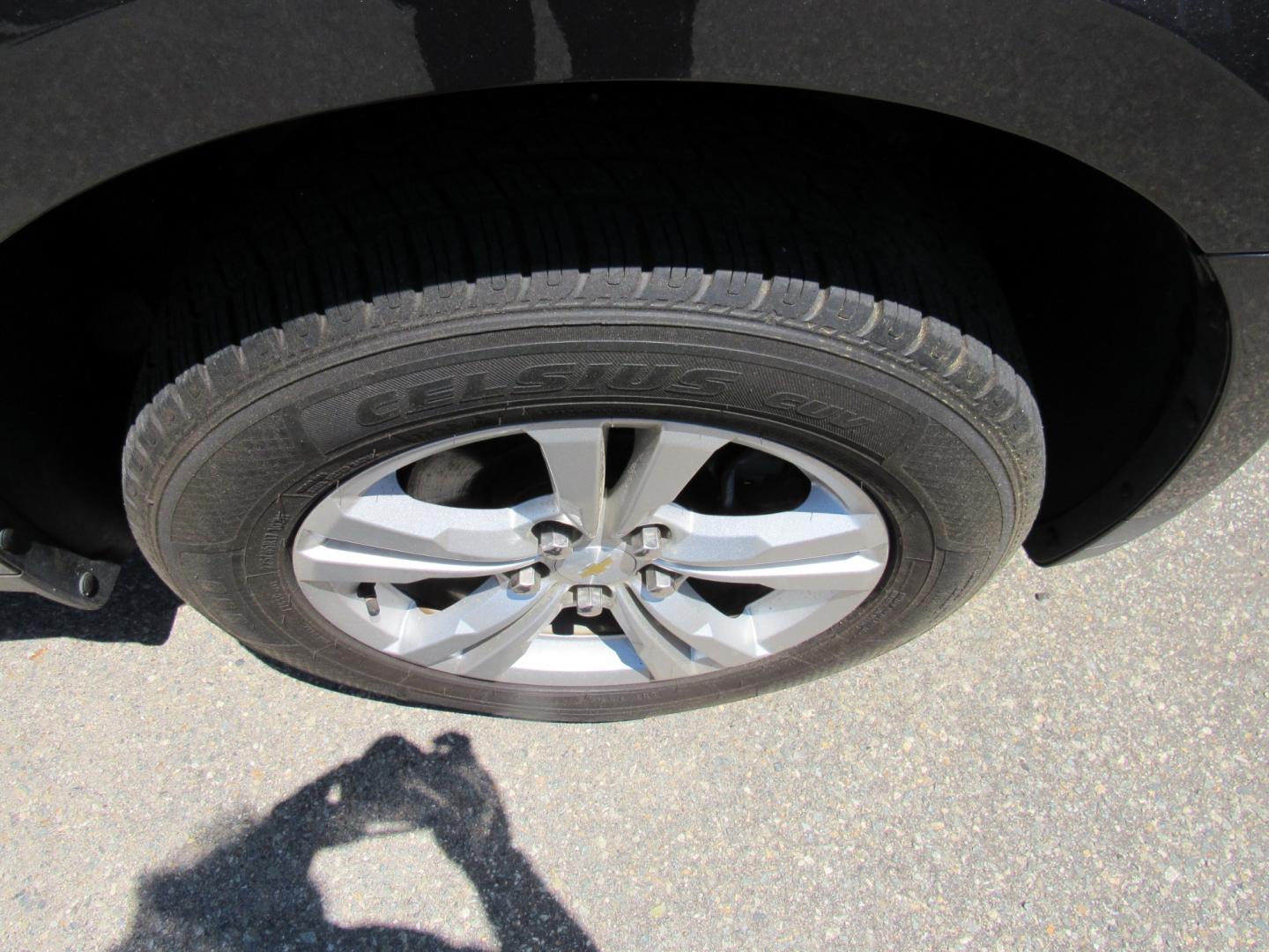 2013 Gray /Black Chevrolet Equinox LT (1GNFLNEKXDZ) with an 2.4L L4 DOHC 16V engine, Automatic transmission, located at 215 Milton St, Dedham, MA, 02026, (781) 329-5144, 42.241905, -71.157295 - Photo#8