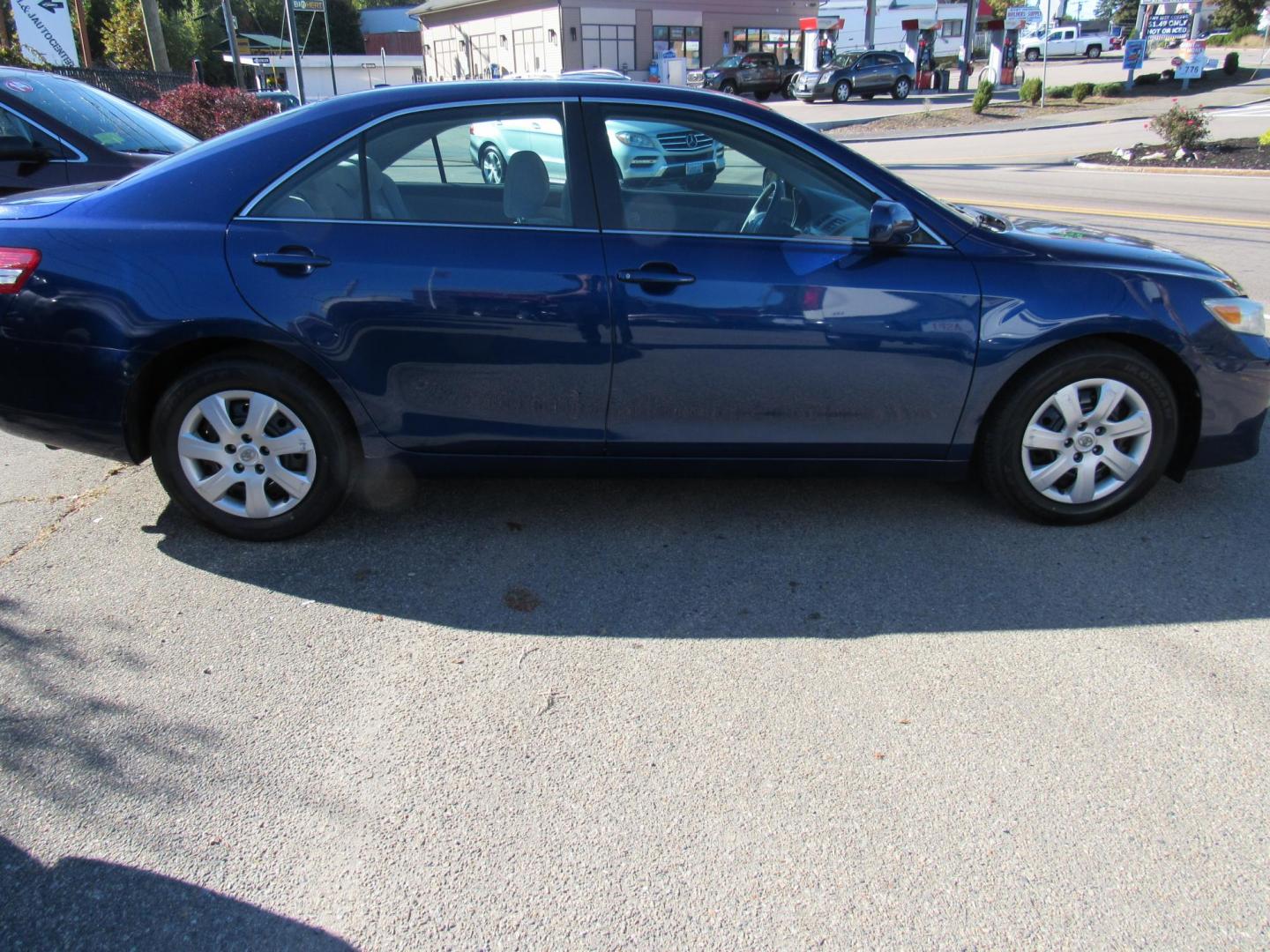 2010 Blue /Gray Toyota Camry Camry-Grade 6-Spd AT (4T4BF3EK5AR) with an 2.5L L4 DOHC 16V engine, 6-Speed Automatic Overdrive transmission, located at 215 Milton St, Dedham, MA, 02026, (781) 329-5144, 42.241905, -71.157295 - Photo#7