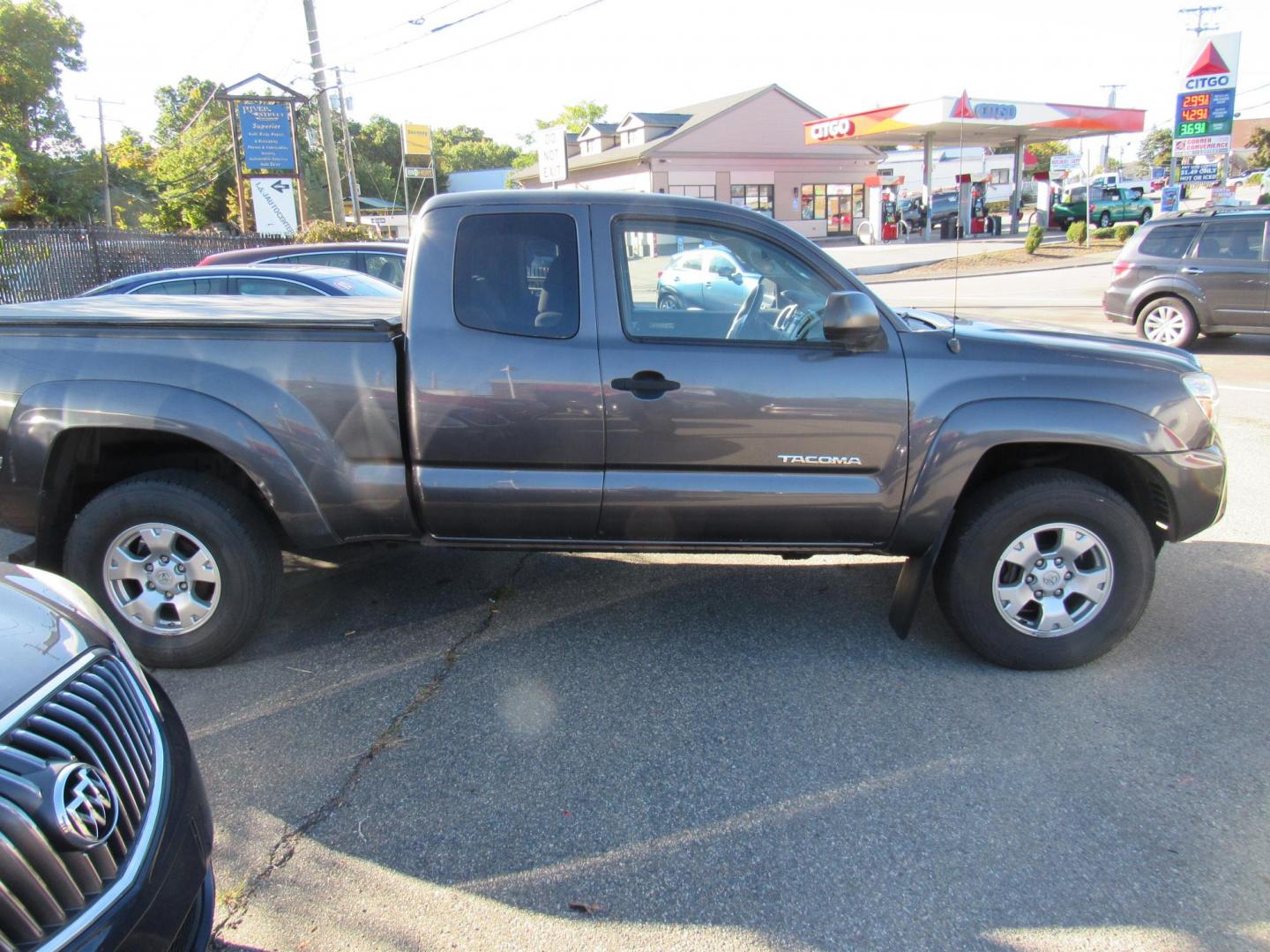 2013 Gray /Gray Toyota Tacoma Access Cab V6 Auto 4WD (5TFUU4EN7DX) with an 4.0L V6 DOHC 24V engine, Automatic transmission, located at 215 Milton St, Dedham, MA, 02026, (781) 329-5144, 42.241905, -71.157295 - Photo#9