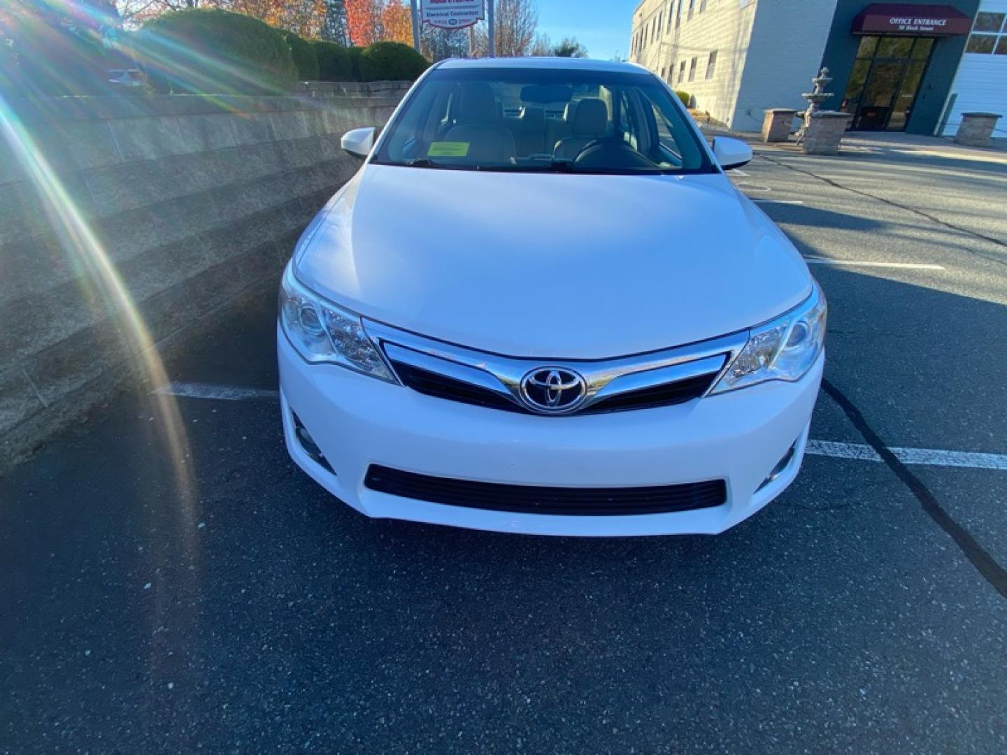 2012 White /Tan Toyota Camry XLE V6 (4T1BK1FKXCU) with an 3.5L V6 DOHC 24V engine, 6-Speed Automatic transmission, located at 215 Milton St, Dedham, MA, 02026, (781) 329-5144, 42.241905, -71.157295 - Photo#5