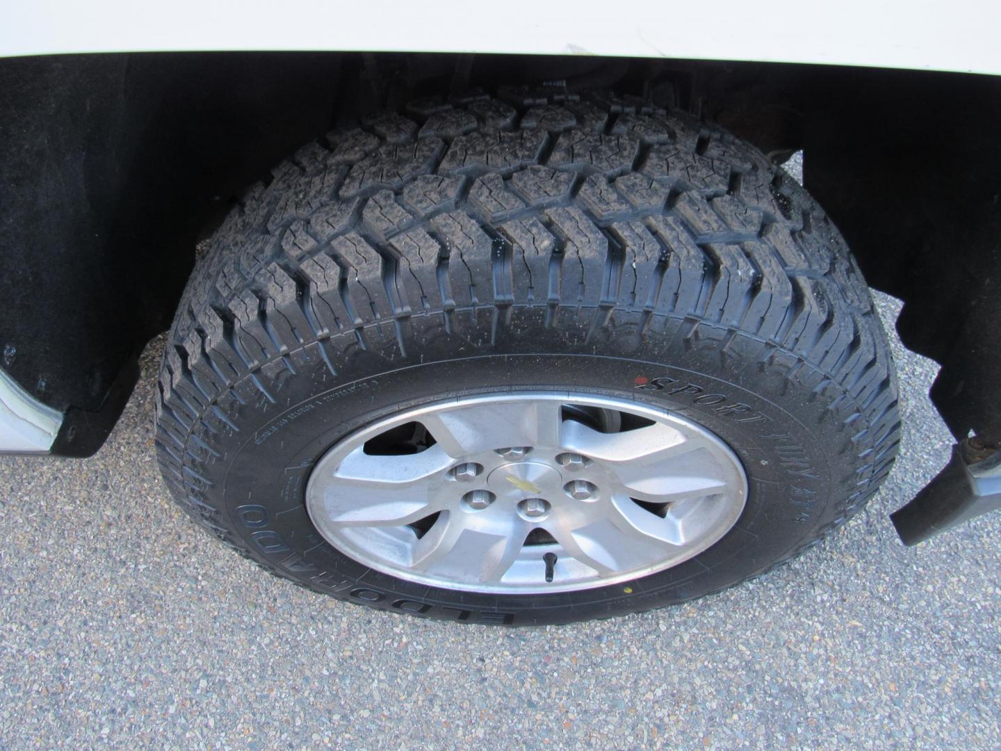 2018 White /Gray Chevrolet Silverado 1500 LT Double Cab 4WD (1GCVKREH9JZ) with an 4.3L V6 OHV 12V engine, 6A transmission, located at 215 Milton St, Dedham, MA, 02026, (781) 329-5144, 42.241905, -71.157295 - This nice work truck is in excellent condition. Comes with a utility cap and a slide out bed liner. All ASPI Motor Cars Vehicles are fully serviced before they are delivered to assure the highest quality used vehicles. Prices on all vehicles do not include $299.95 Documentation fee, as well a - Photo#8