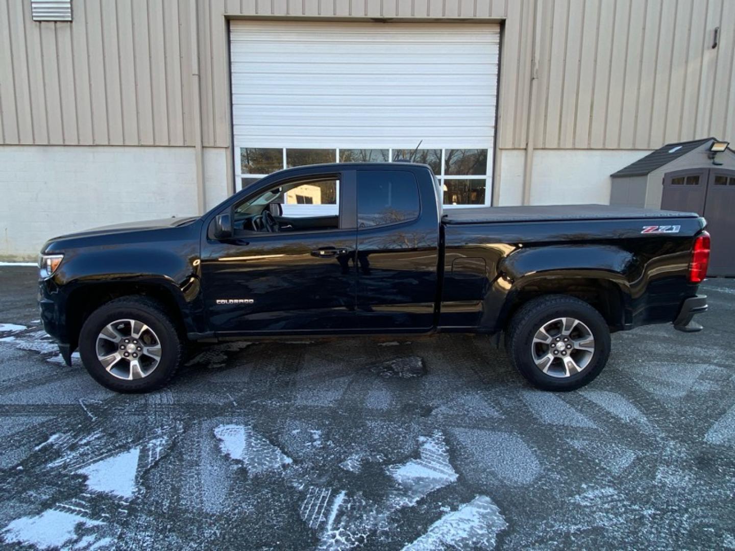 2018 BLACK /Grey Chevrolet Colorado Z71 Ext. Cab 4WD (1GCHTDEN8J1) with an 3.6L V6 DOHC 24V GAS engine, 6A transmission, located at 215 Milton St, Dedham, MA, 02026, (781) 329-5144, 42.241905, -71.157295 - Photo#4